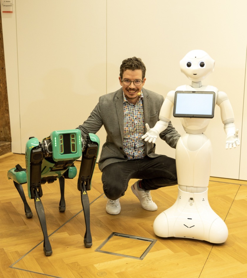 Ing. Martin Kocijaz mit Roboter Pepper und Roboterhund Spot